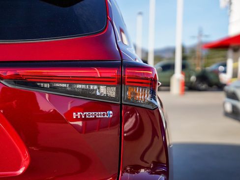 Certified 2023 Toyota Highlander LE image 12