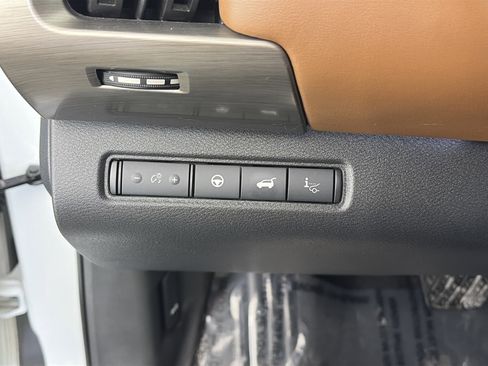 Used 2023 Nissan Pathfinder Platinum image 35