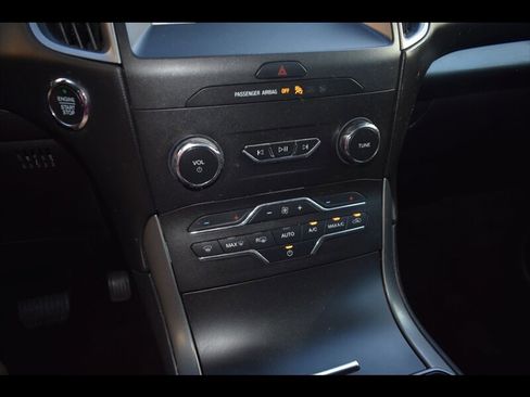 Used 2020 Ford Edge SE FWD image 12