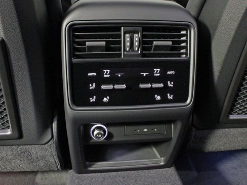 Certified 2025 Porsche Cayenne AWD/4WD image 35