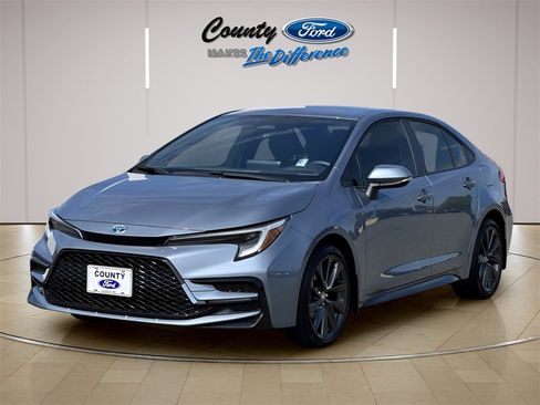 Used 2025 Toyota Corolla SE image 2