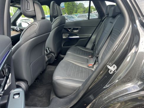 Used 2025 Mercedes-Benz GLC 300 4MATIC image 32