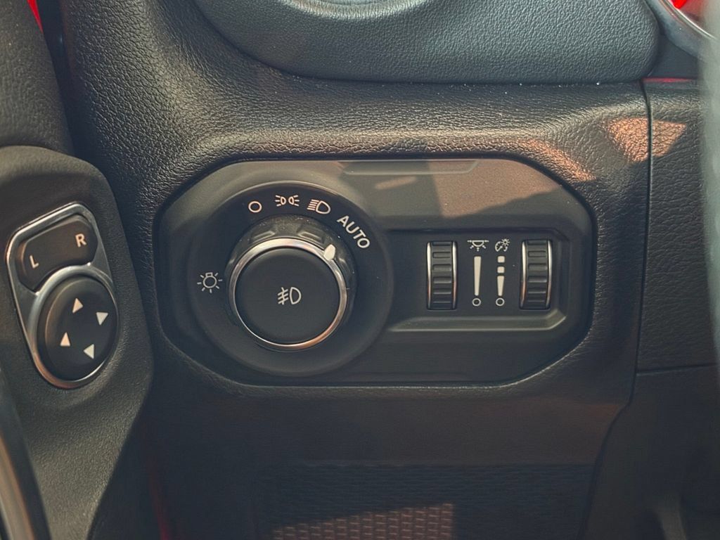 Used 2022 Jeep Wrangler Unlimited Rubicon AWD/4WD image 40