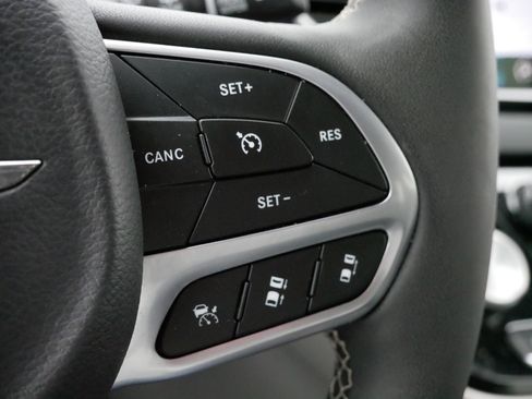 Used 2024 Chrysler Pacifica Touring-L image 25