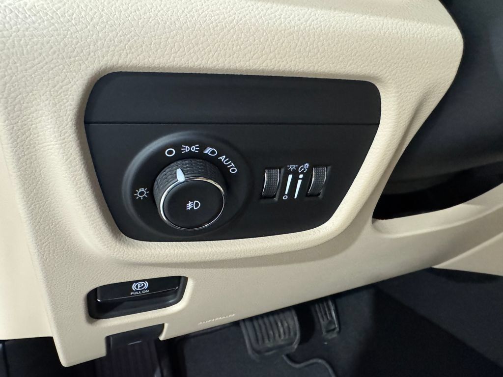 New 2026 Jeep Grand Cherokee Limited w/ Luxury Tech Group II AWD/4WD image 35