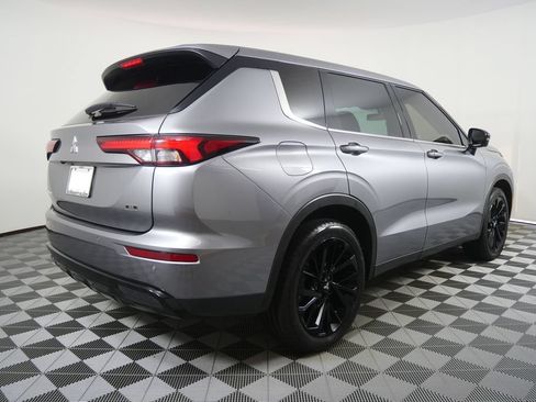 Used 2023 Mitsubishi Outlander SE Black Edition AWD/4WD image 3