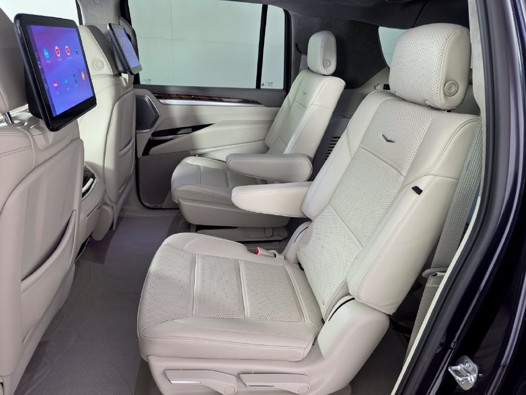 Used 2025 Cadillac Escalade ESV Sport Platinum AWD/4WD image 13