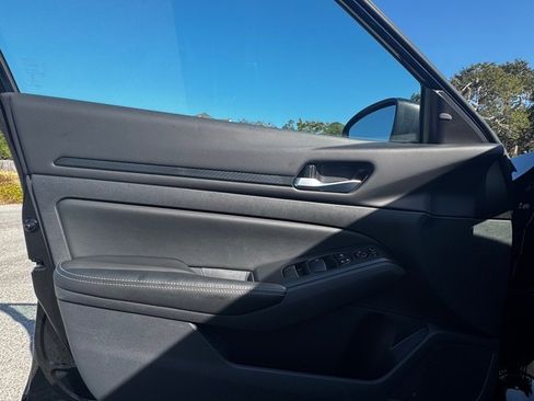 Used 2025 Nissan Altima 2.5 SV image 9