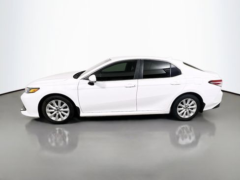 Used 2020 Toyota Camry LE image 9