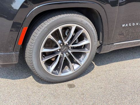 Used 2024 Jeep Wagoneer Series III w/ Premium Group I AWD/4WD image 6