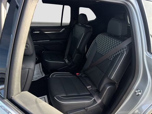 Used 2024 GMC Acadia Denali image 12