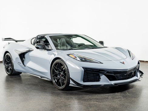 Used 2025 Chevrolet Corvette Z06 image 4