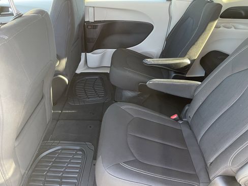 Used 2023 Chrysler Voyager LX image 17