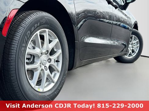 New 2026 Chrysler Pacifica Select FWD image 13