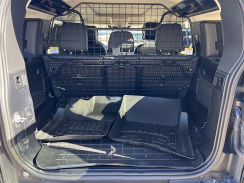 Used 2023 Land Rover Defender 110 X-Dynamic SE image 30