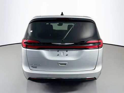 Used 2024 Chrysler Pacifica Touring-L FWD image 6