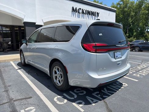 Used 2024 Chrysler Pacifica Limited FWD image 4