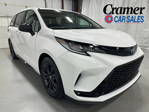 Used 2025 Toyota Sienna XSE FWD image 1