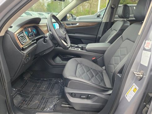 Used 2025 Volkswagen Atlas SE image 24