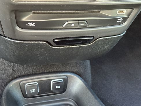 Used 2021 Chrysler Pacifica Touring-L w/ Uconnect Theater Family Group image 36