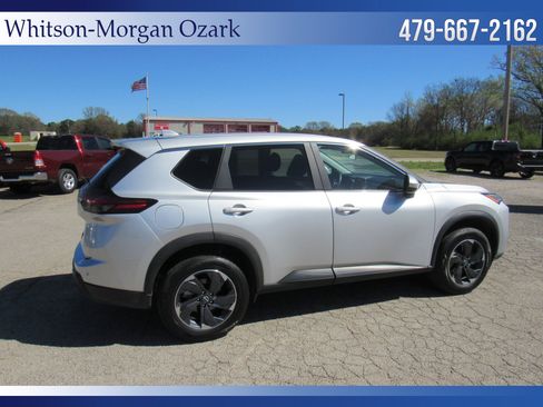 Used 2024 Nissan Rogue SV image 15