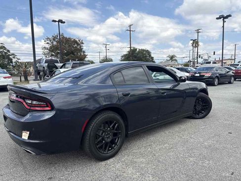 Used 2019 Dodge Charger SXT RWD image 3