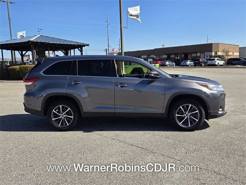 Used 2019 Toyota Highlander XLE image 16