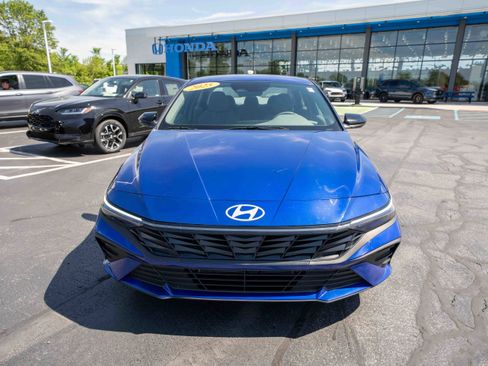 Used 2025 Hyundai Elantra SEL FWD image 2