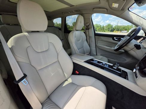 Used 2022 Volvo XC60 B5 Momentum AWD/4WD image 11