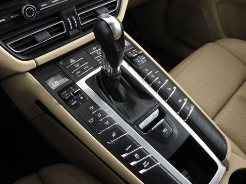 Certified 2021 Porsche Macan image 18