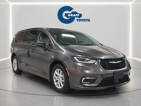 Used 2023 Chrysler Pacifica Touring-L FWD image 11