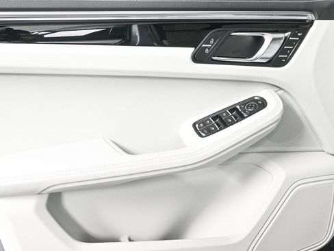 Certified 2025 Porsche Macan image 6