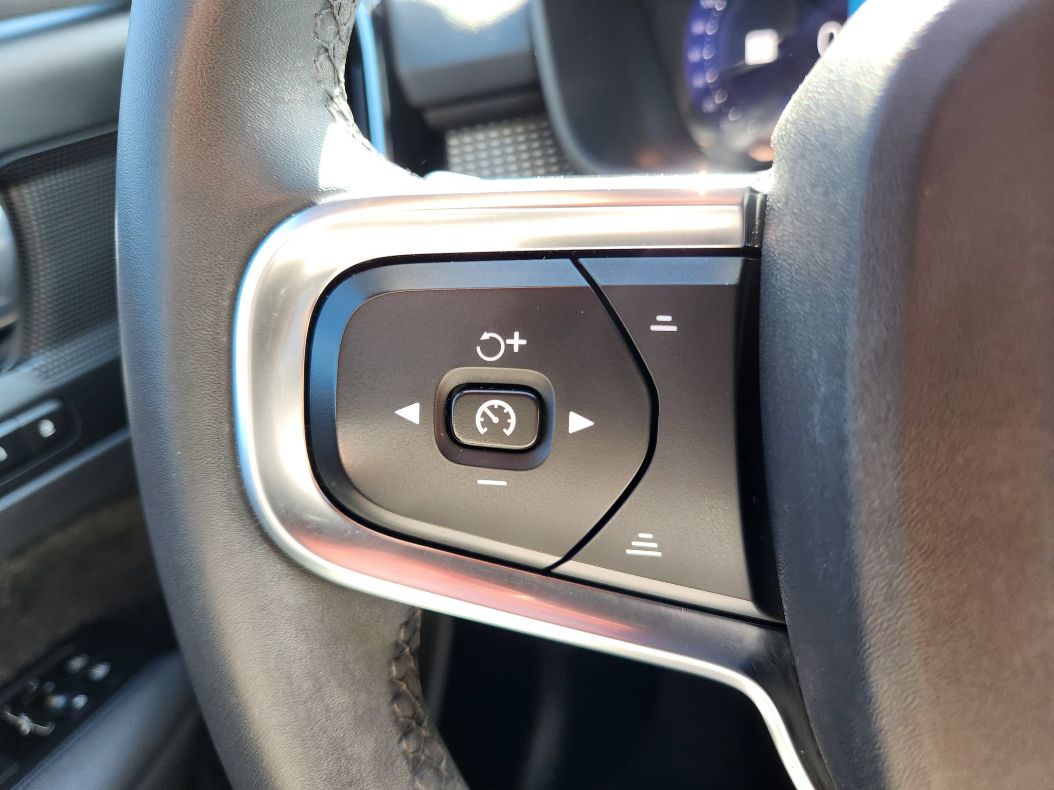 Used 2023 Volvo XC40 B5 Plus w/ Climate Package AWD/4WD image 33