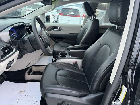 Used 2024 Chrysler Pacifica Touring-L image 12