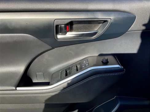 Used 2021 Toyota Highlander XLE AWD/4WD image 39