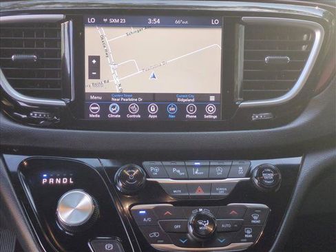 Used 2020 Chrysler Pacifica Touring-L image 15