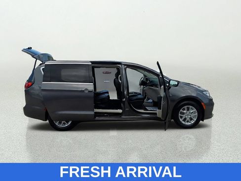 Used 2023 Chrysler Pacifica Touring-L FWD image 16