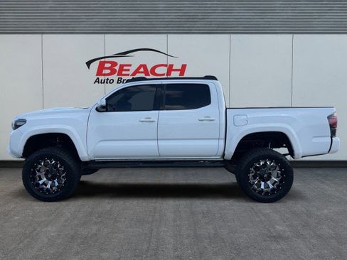 Used 2017 Toyota Tacoma TRD Sport w/ Premium & Technology Package image 5