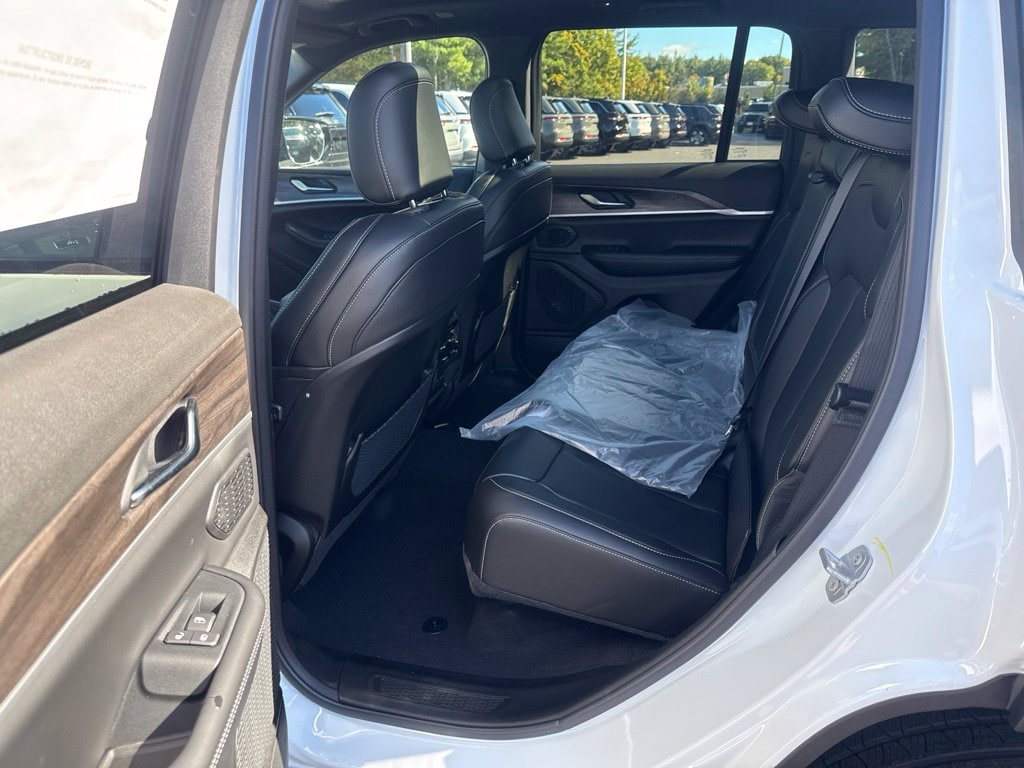 New 2027 Jeep Grand Cherokee Limited AWD/4WD image 22