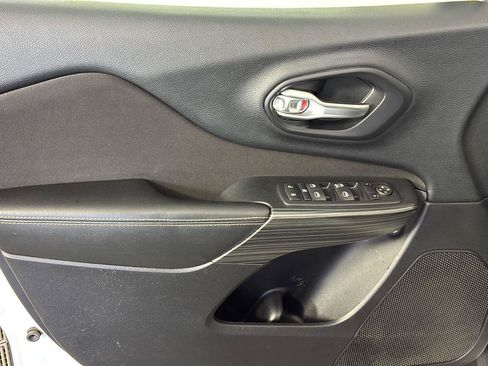Used 2015 Jeep Cherokee Latitude w/ Cold Weather Group FWD image 24