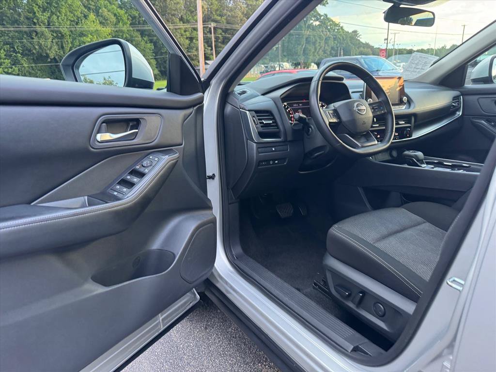 Certified 2025 Nissan Rogue SV FWD image 15