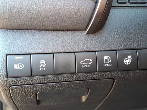 Used 2020 Toyota Camry XLE image 13