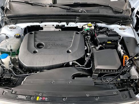 Used 2025 Volvo XC40 B5 Ultra w/ Climate Package image 32