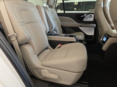 Used 2021 Lincoln Aviator Reserve w/ Equipment Group 210A AWD/4WD image 8