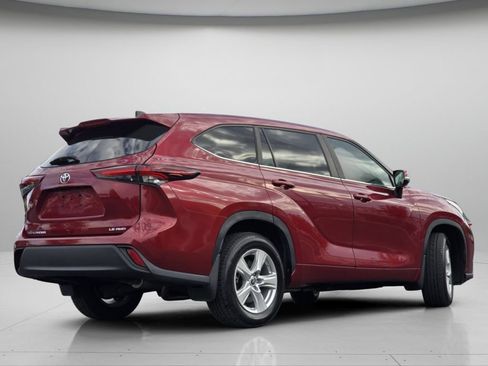 Used 2024 Toyota Highlander LE AWD/4WD image 20
