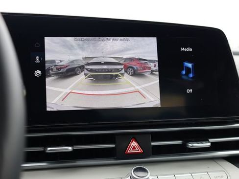 Used 2025 Hyundai Elantra Limited image 22