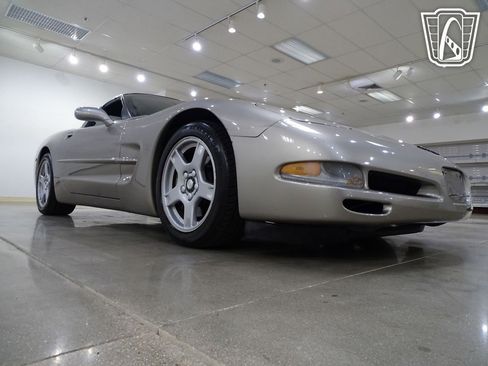 Used 1998 Chevrolet Corvette Coupe w/ Roof Pkg image 23