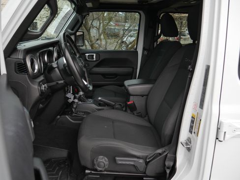 Used 2020 Jeep Wrangler Unlimited Sahara image 3