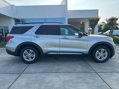 Used 2021 Ford Explorer XLT RWD image 8