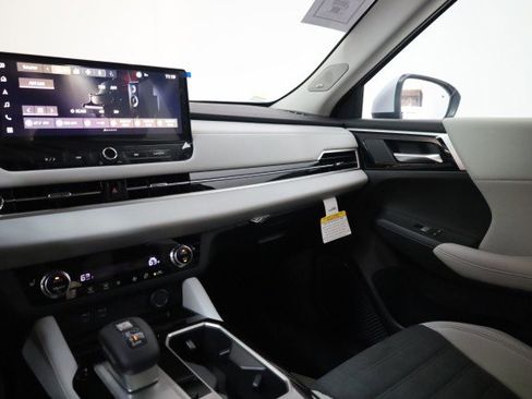 New 2025 Mitsubishi Outlander SE image 9
